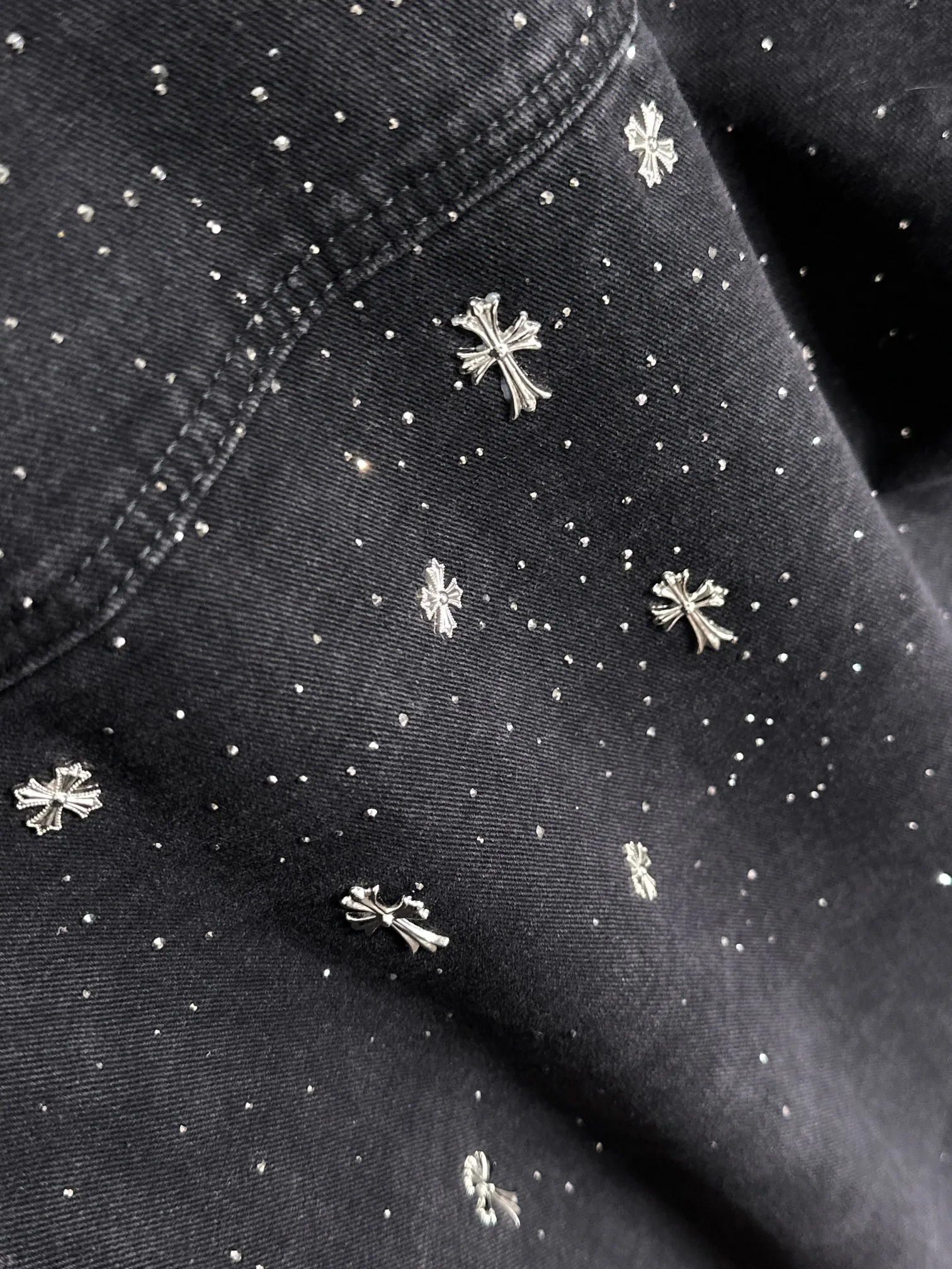 🅿️380 Kroxin 2025 catwalk style high-end customized jacquard denim jacket, the texture is first-class, the fabric is made of original jacquard material, brand LOGO engraved, the classic lapel denim jacket is simple and fashionable, low-key luxury, deeply sought after by big stars and Internet celebrities, one of the must-have items for fashionistas! Size: M-3XL